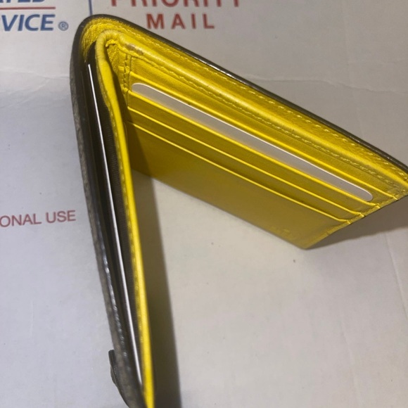 New Gucci wallet has a distressed look - Picture 8 of 11